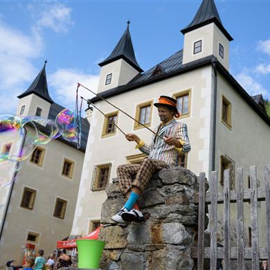 Children's entertainment at the castle festival at Schloss Höch in Reitdorf.