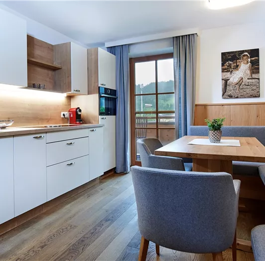 Moderne Küche mit warmer Holz- und Lodeneinrichtung