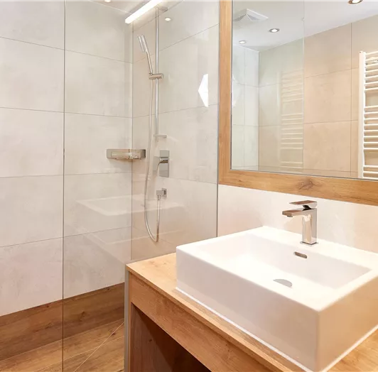 Moderne Badezimmer in warmen Farben