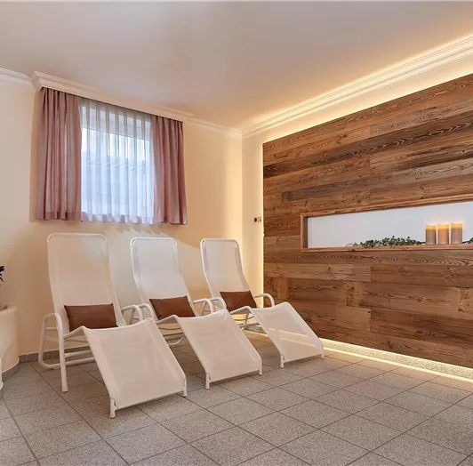 Sanfte Holzakzente schaffen eine ruhige Atmosphäre.