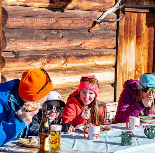 Freunde auf Skihütte