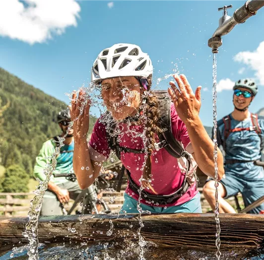 Erfrischung beim Brunnen während der Biketour