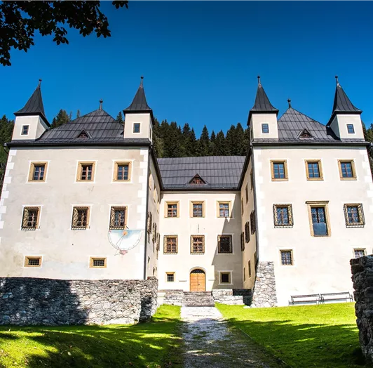 Das malerische Schloss Höch liegt 5 Gehminuten neben unserem Haus