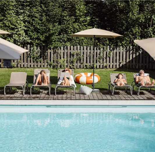 Familie am RESL Pool