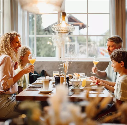 Familie beim Frühstück