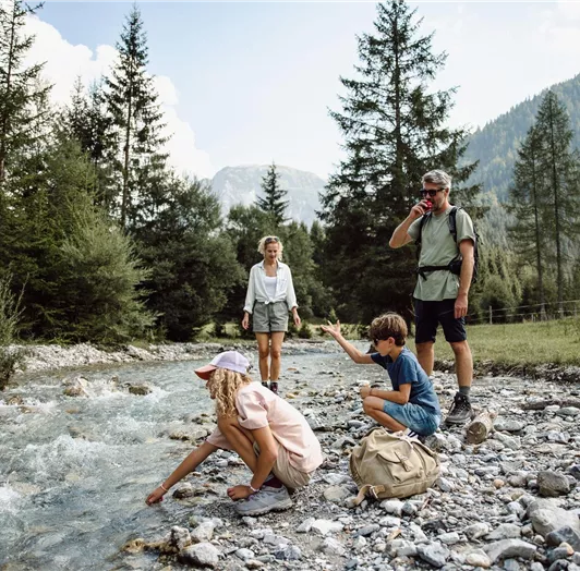 family is hiking in marbachtal