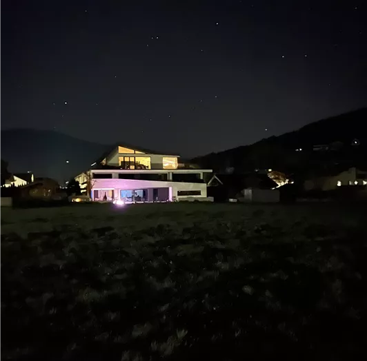 AlpenSkySuiteFlachau_Aussenansicht_Sterne_beleucht