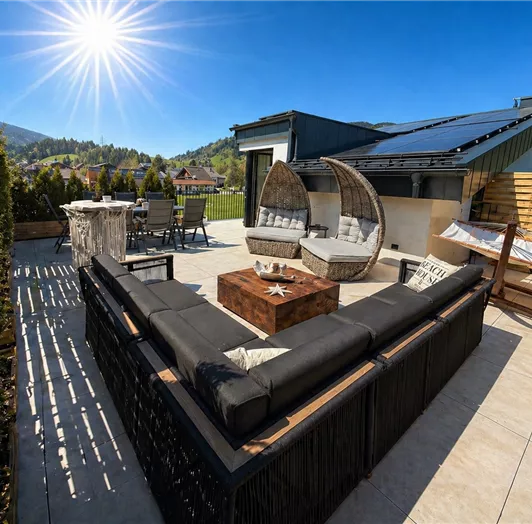 AlpenSkySuiteFlachau_Skyterrasse_Sommer_Tischgrupp