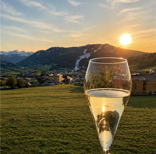 AlpenSkySuiteFlachau_Sunset_Champagnerglas_Sommer