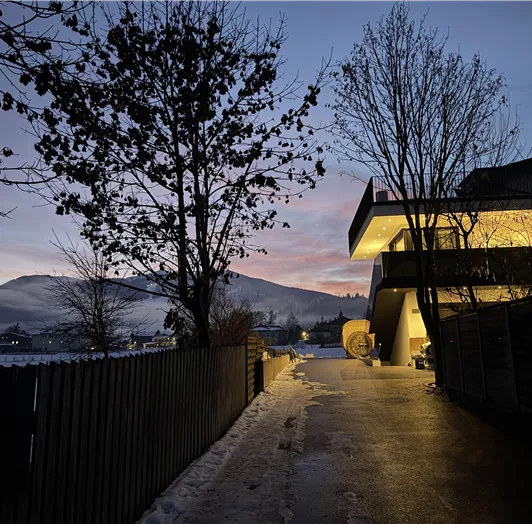 AlpenSkySuiteFlachau_Zufahrt_beleuchtet2