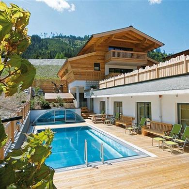 Alpin Chalet Sommer outdoor Pool und Sonnendeck