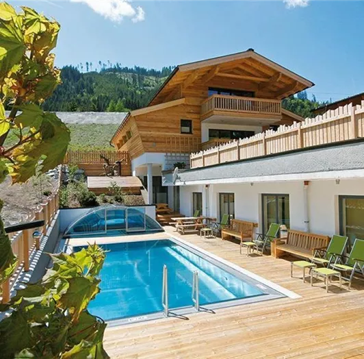 Alpin Chalet Sommer outdoor Pool und Sonnendeck