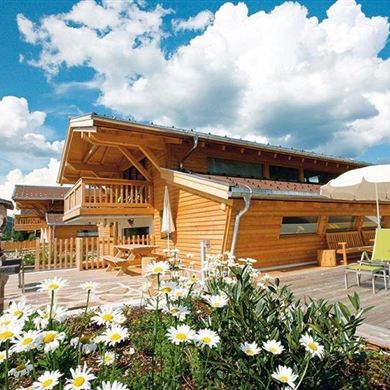 Alpin Chalet Sommer Terrasse mit Grill