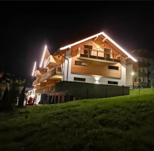 Außenansicht bei Nacht