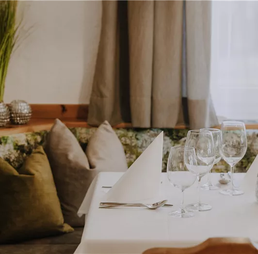 Ein einladender Essbereich mit einem Tisch, der schön gedeckt ist.