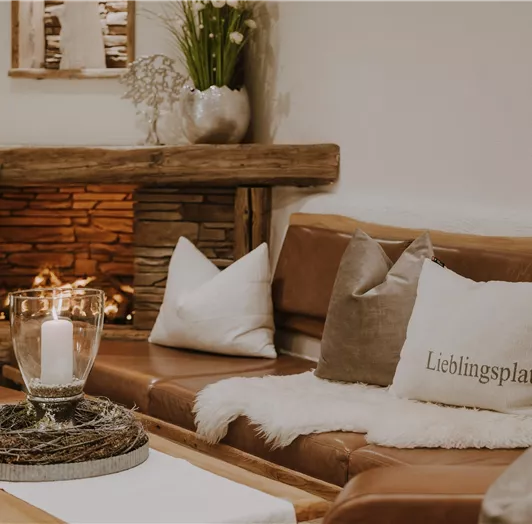 Gemütliche Lobby mit einem Holzmantel und einem Kamin.