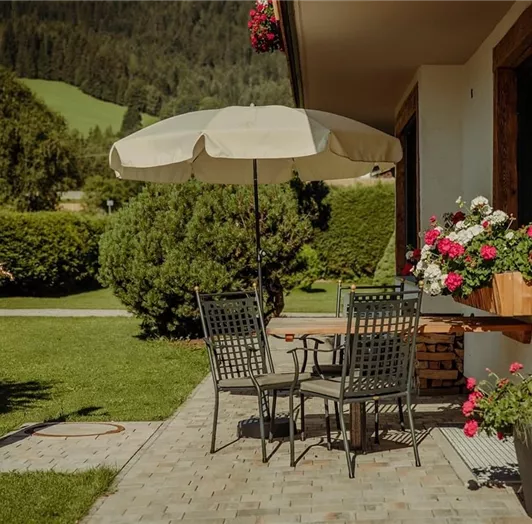 apartment-gret-flachau-garten-schirm-tisch-gross