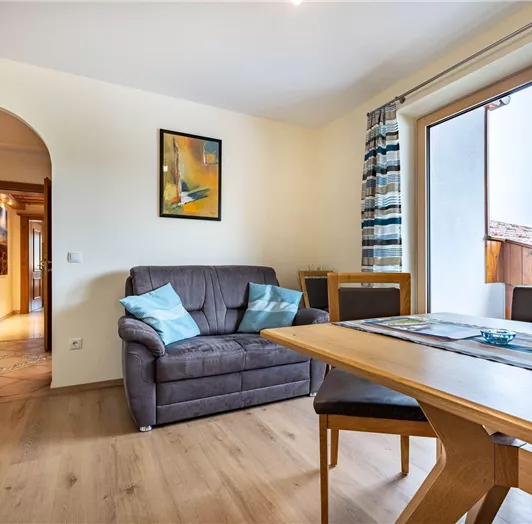 app-1-wohnkueche-balkon