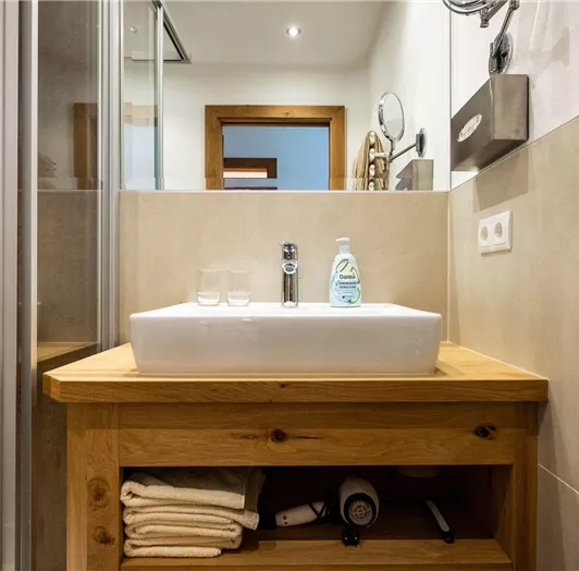 app-2-badezimmer-2-waschbecken