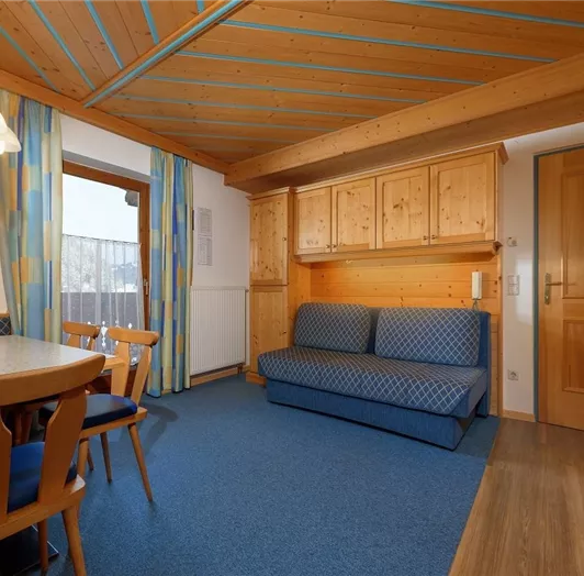 App 4 Wohnraum (Couch)