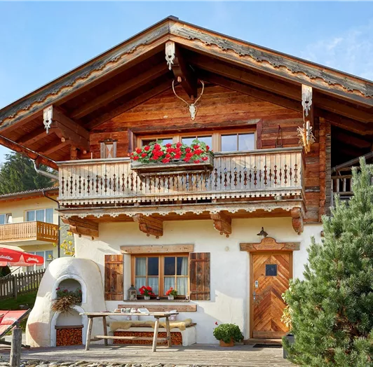 Erleben Sie unvergessliche Tage in unserem liebevoll gestalteten Chalet im Herzen der Alpen. Umgeben von saftig grünen Wiesen, dichten Wäldern und frischer Bergluft erwartet Sie ein Ort der Ruhe und Gemütlichkeit – ideal für Naturliebhaber, Familien und Erholungssuchende. Unsere charmante Hütte vereint traditionellen Alpenstil mit modernem Komfort. Genießen Sie Ihr Frühstück auf der sonnigen Terrasse, entspannen Sie im Liegestuhl oder lassen Sie den Tag bei einem Glas Wein ausklingen. Ob Sommeru