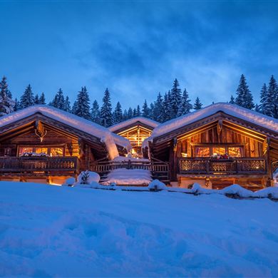 Experience pure winter magic – your retreat in the mountains! Welcome to your personal winter fairytale! Our cozy alpine village shines with warm light, nestled in a dreamlike snowy landscape. Here you will find crackling fireplaces, lovingly furnished wooden chalets, and a breathtaking view of the winter nature. Leave everyday life behind – enjoy romantic evenings on the cabin terrace, relaxing hours in the sauna, or shared moments with a glass of wine by the fireplace. Whether for two, a famil