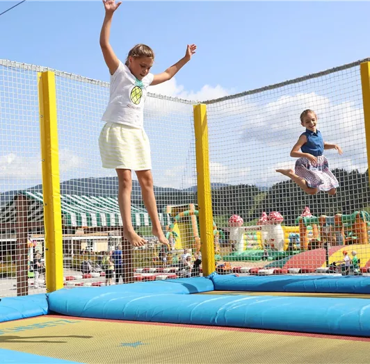 Außenbereich-Kindertrampolinland