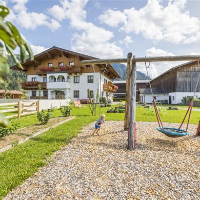 Ausserraingut mit Spielplatz