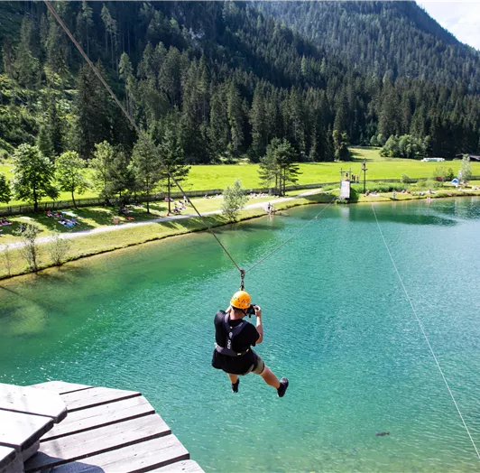 Abenteuer & Badespaß am Badesee Flachauwinkl. Nur 3 km vom Appartement entfernt liegt der idyllische Badesee Flachauwinkl – ein echtes Sommerhighlight für Groß und Klein. Der freie Eintritt macht den Sprung ins kühle Nass noch verlockender. Für Action sorgt die Zipline über den See, während Sportbegeisterte sich auf dem Beachvolleyballplatz austoben können. Wer es lieber gemütlich mag, genießt Sonne und Aussicht auf der Liegewiese oder stärkt sich im Seestüberl mit kühlen Getränken und regionale