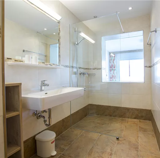 Badezimmer mit Dusche- WC