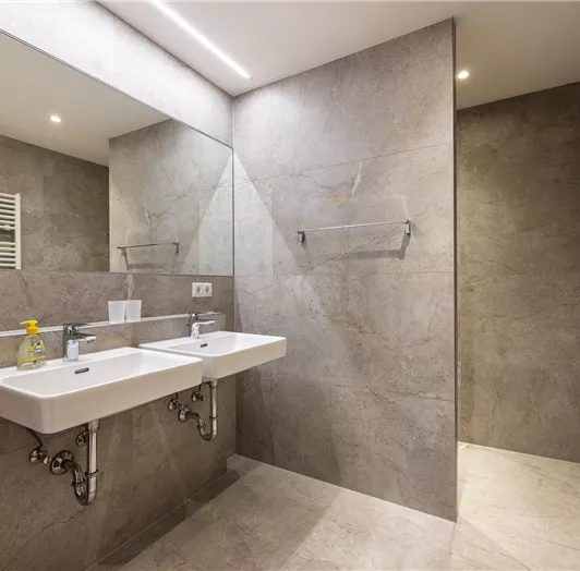 Badezimmer mit Eingang Dusche