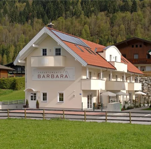 Barbara aussen Sommer
