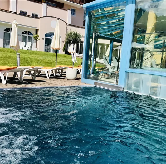 Beheiztes Freibecken mit Whirlpoolsitzbank