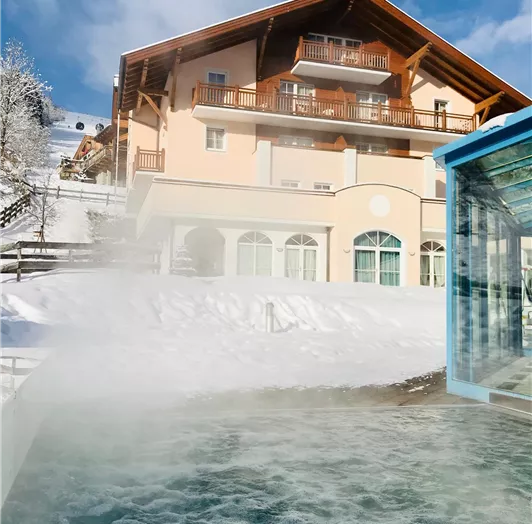 Beheiztes Freibecken mit Whirlpoolsitzbank