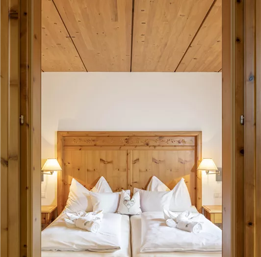 Der Blick vom Wohnzimmer in das Schlafzimmer in der Suite "Bründlhof"