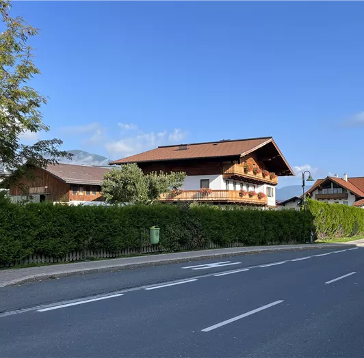 Bushaltestelle direkt vor dem Gästehaus