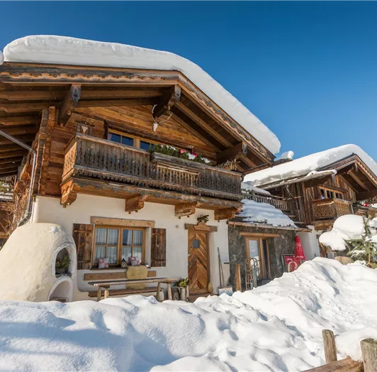 Erlebe deinen Wintertraum! Ob für einen romantischen Kurzurlaub, entspannte Tage mit der Familie oder eine Auszeit mit Freunden – das Almdorf Flachau bietet urige Gemütlichkeit, moderne Ausstattung und eine traumhafte Lage mitten in den Bergen, gleich neben der Skipiste.