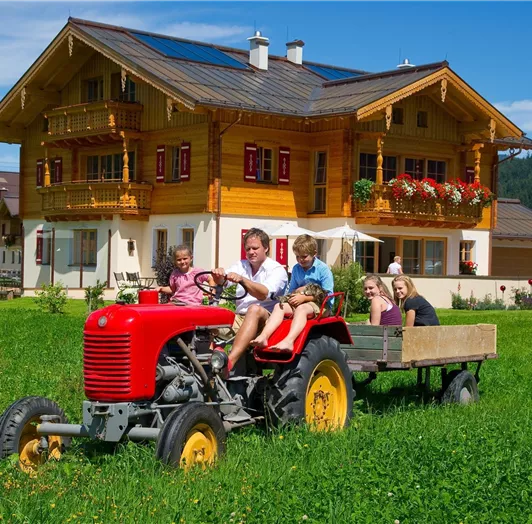 Ausfahrten mit dem roten Traktor.