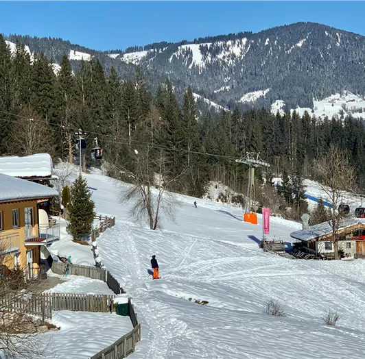 Direkt an der Piste – Ski-In/Ski-Out. Besser geht’s nicht: Unser Appartement liegt direkt an der Skipiste und bietet echten Ski-In/Ski-Out-Genuss. Vom Frühstück direkt auf die Piste – ganz ohne Auto oder Skibus. Die Talstation der Bergbahn ist nur wenige Schwünge entfernt, ebenso wie urige Hütten zum Einkehren. Ob Frühstart auf perfekt präparierten Hängen oder die letzte Abfahrt bei Sonnenuntergang – hier beginnt das Wintersportvergnügen direkt vor der Haustür.