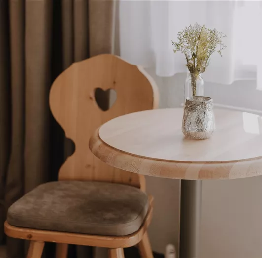 Das Hotelzimmer hat eine warme, einladende Atmosphäre.