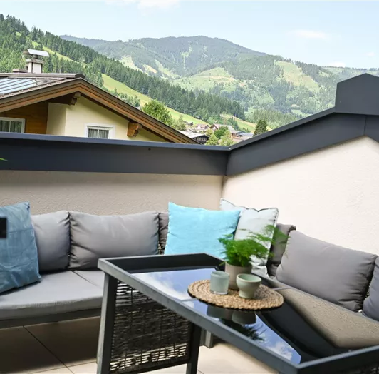 Terrasse mit Loungemöbeln