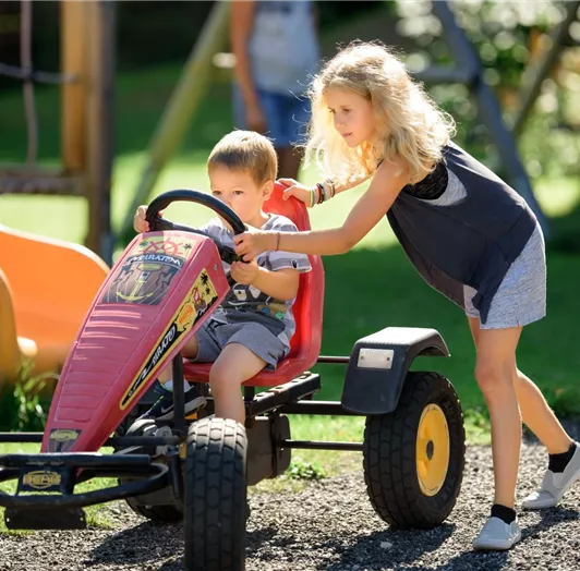 Gocart fahren am Kinderspielplatz vom Hotel Tirolerhof.