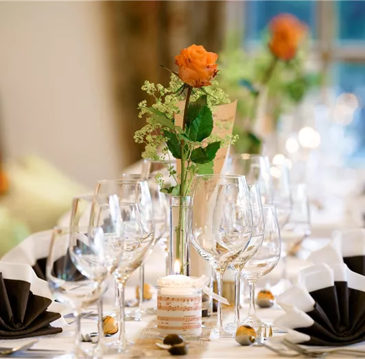 Die Tischdekoration für einen speziellen Anlass im Hotel.