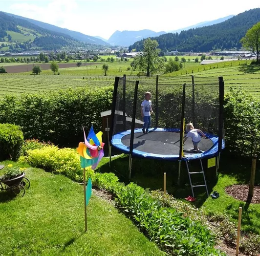 Trampolin im Garten