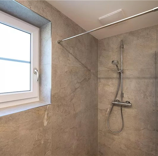 Dusche im Badezimmer