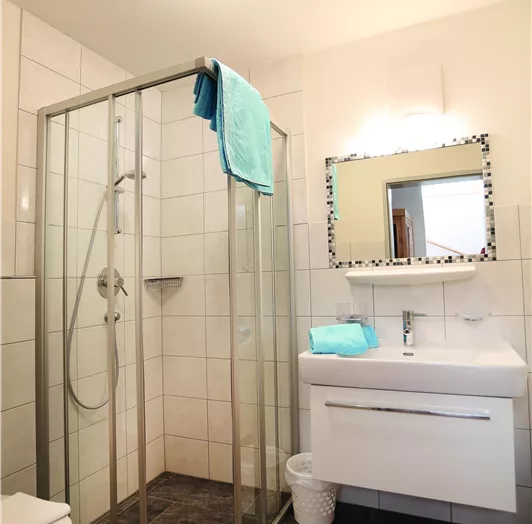 Dusche WC Dreibettzimmer