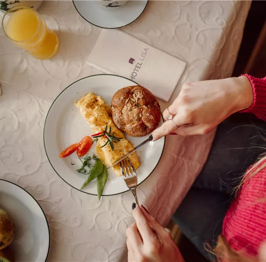 Enjoy a regional breakfast with an omelet and suitable pastries. Alongside, a glass of juice and fresh fruit.