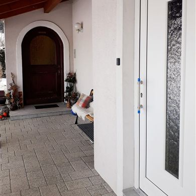 Eigener Eingang ( Weiße Haustüre)