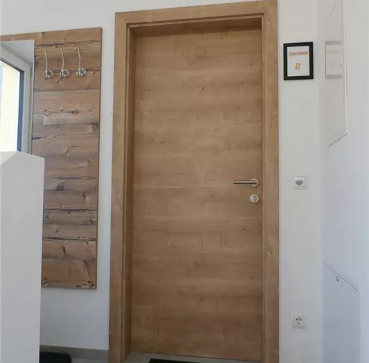 Eingang und Garderobe App. B