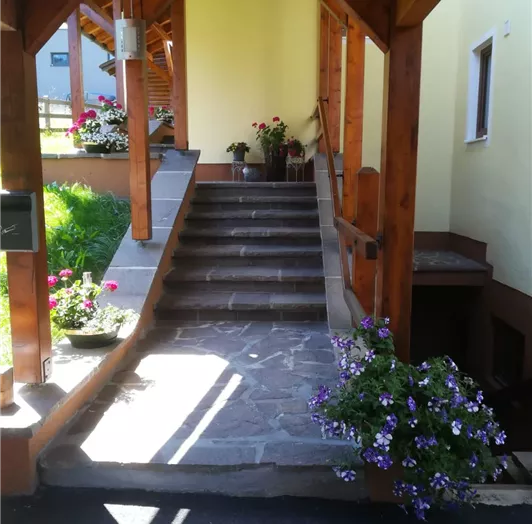 Eingangsbereich im Herbst